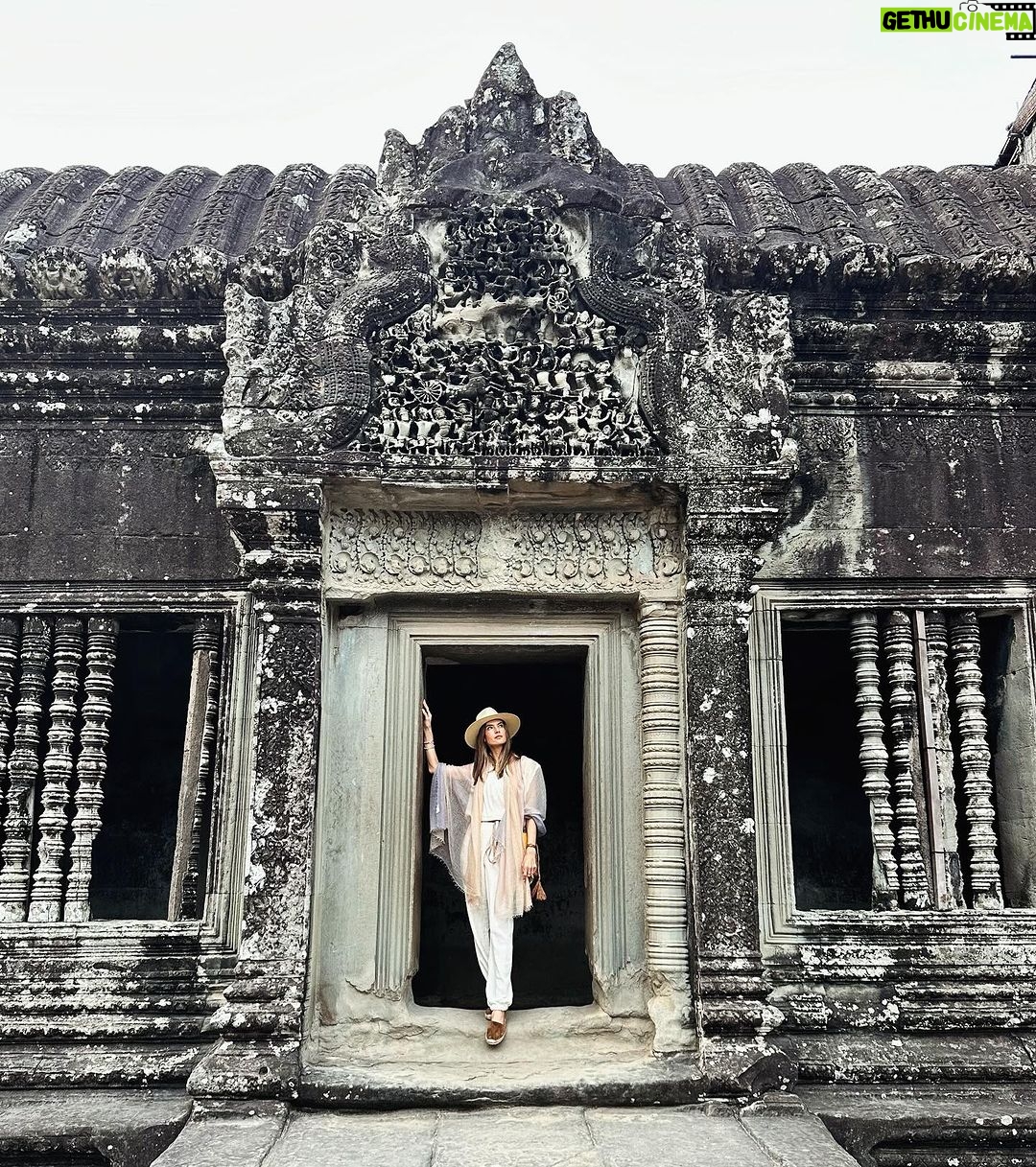 Alessandra Ambrosio Instagram - Sunrise at the majestic Angkor Wat ✨📿🩶 Angkor Wat Temple