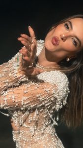 Alessandra Ambrosio Instagram - welcome 2️⃣0️⃣2️⃣4️⃣ 🎊🥂🌟 Ilha da Magia - Floripa