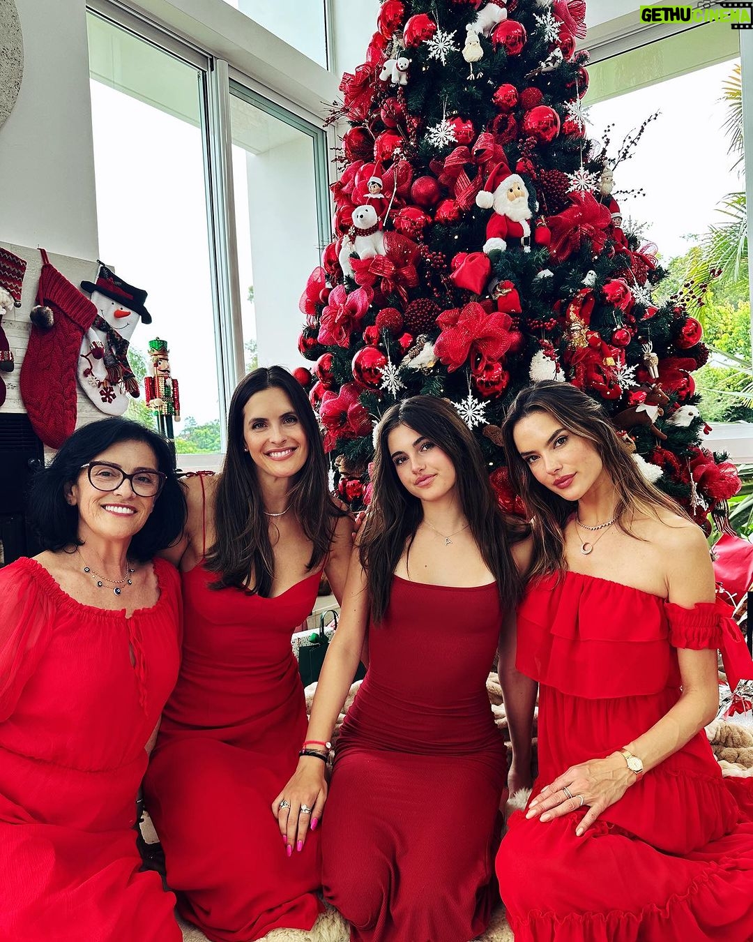 Alessandra Ambrosio Instagram - Have a holly jolly Christmas Itβs the best time of the yearβ¦ πππ
π« Erechim, Rio Grande Do Sul, Brasil