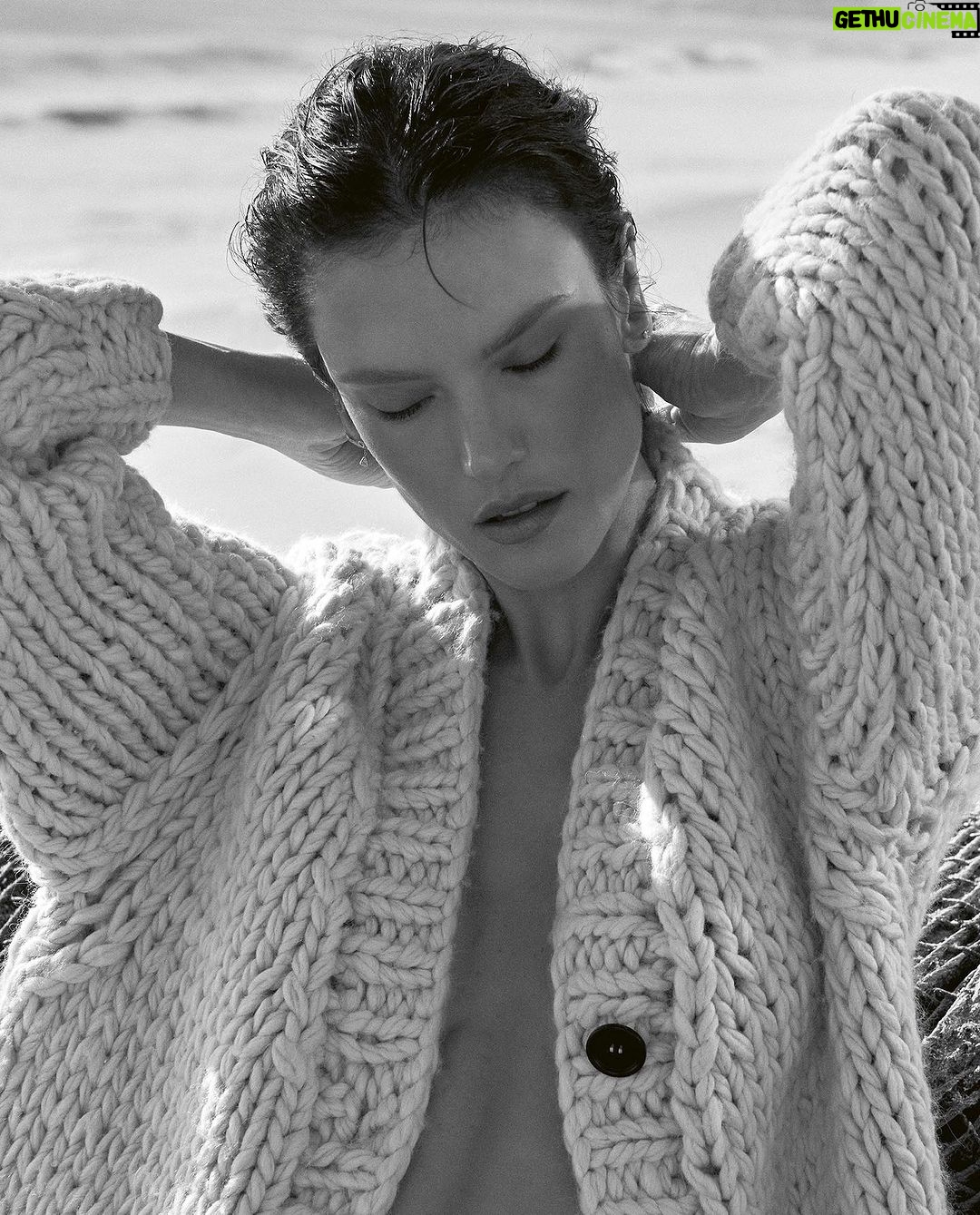 Alessandra Ambrosio Instagram - Malibu 🤍🌊 #VogueCS #JanuaryIssue
