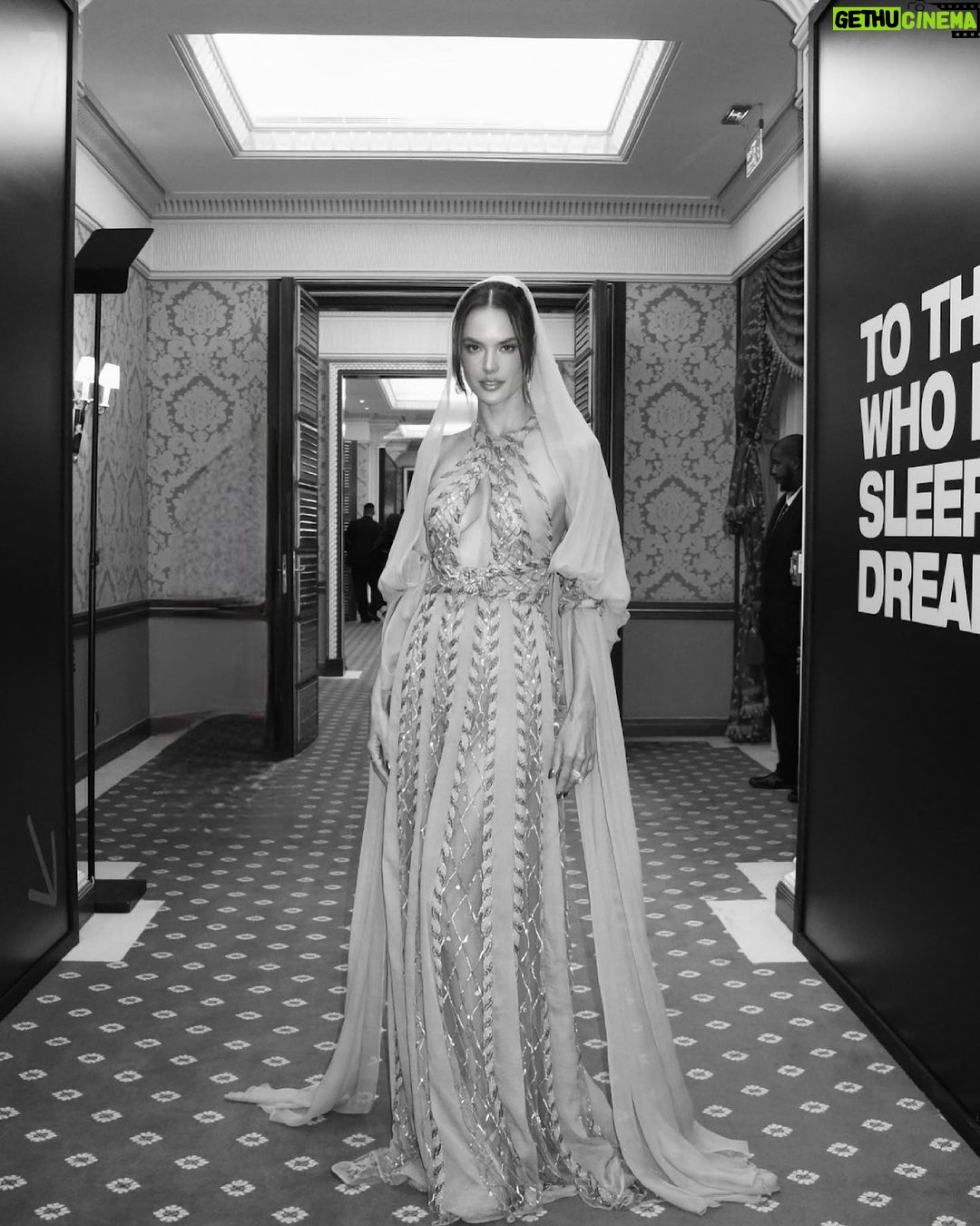 Alessandra Ambrosio Instagram - About last night, at the amazing @redseafestival. 💫✨ #RedSeaIFF #RedSeaIFF23 #YourStoryYourFestival
