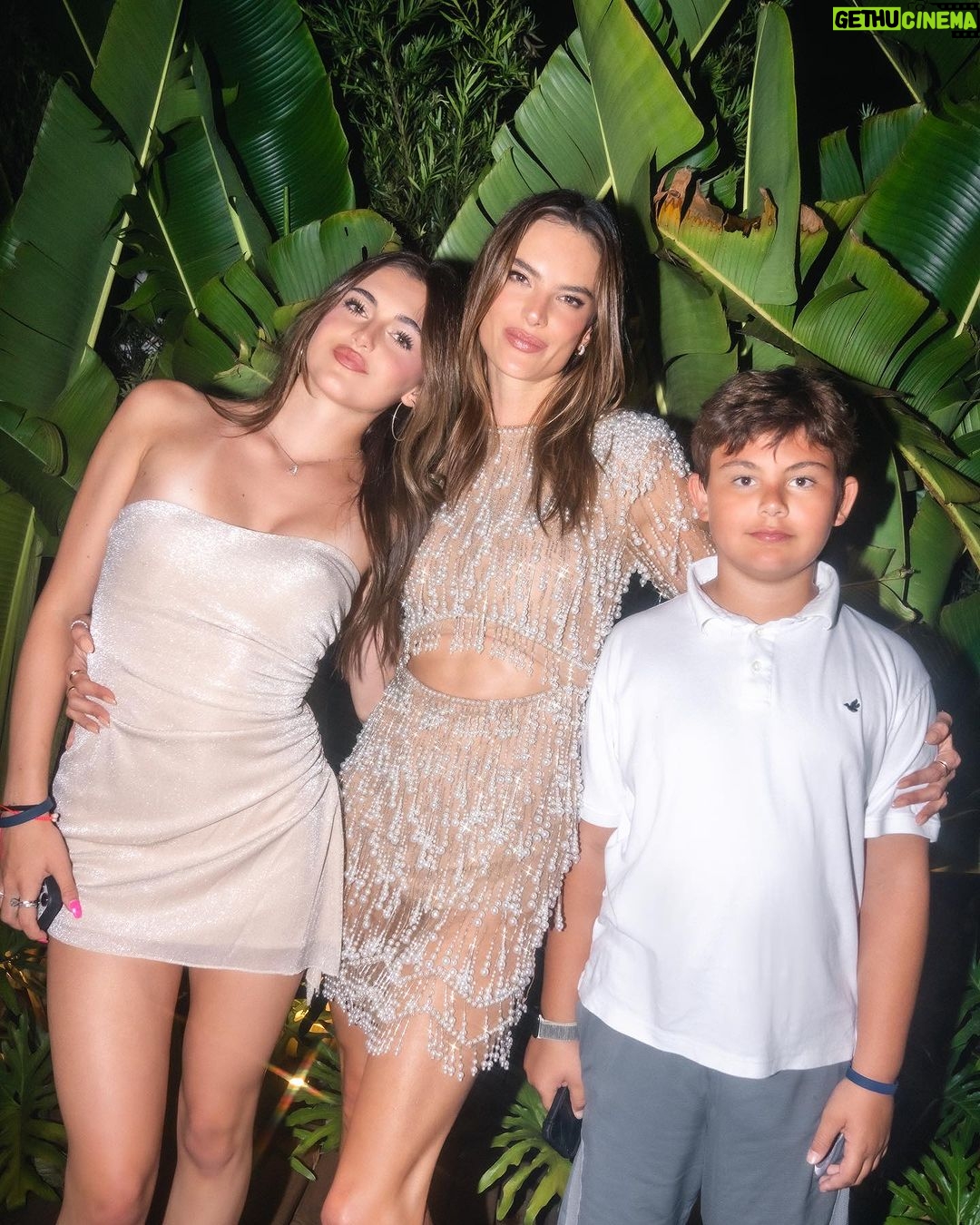 Alessandra Ambrosio Instagram - Bem-vindo 2️⃣0️⃣2️⃣4️⃣ 🌟🎊🩷🥂🧿 Ilha da Magia - Floripa