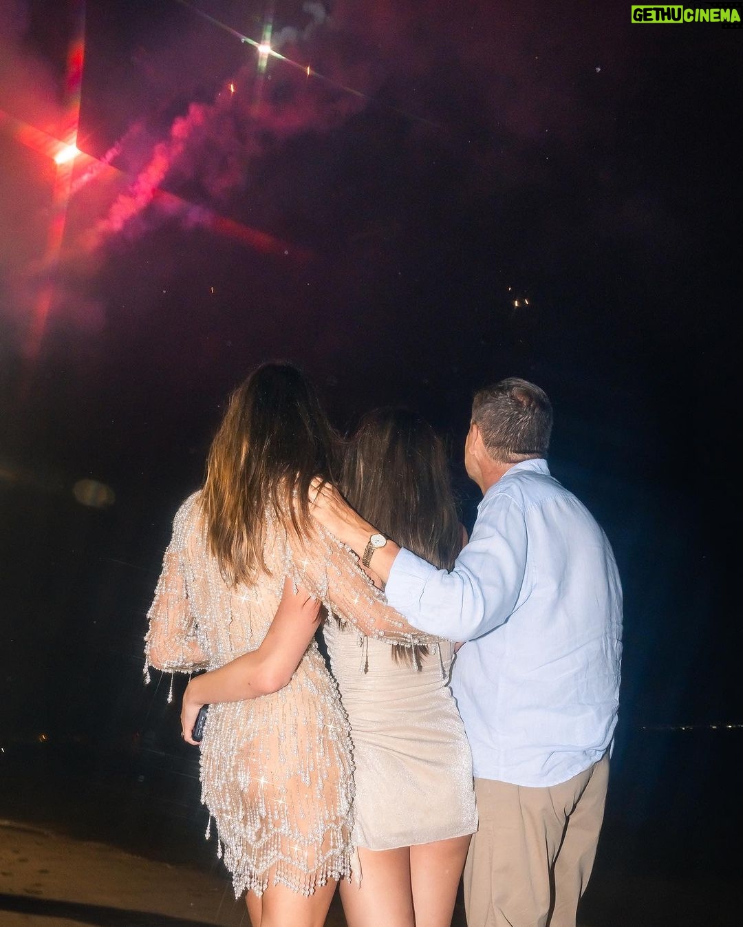 Alessandra Ambrosio Instagram - Bem-vindo 2️⃣0️⃣2️⃣4️⃣ 🌟🎊🩷🥂🧿 Ilha da Magia - Floripa