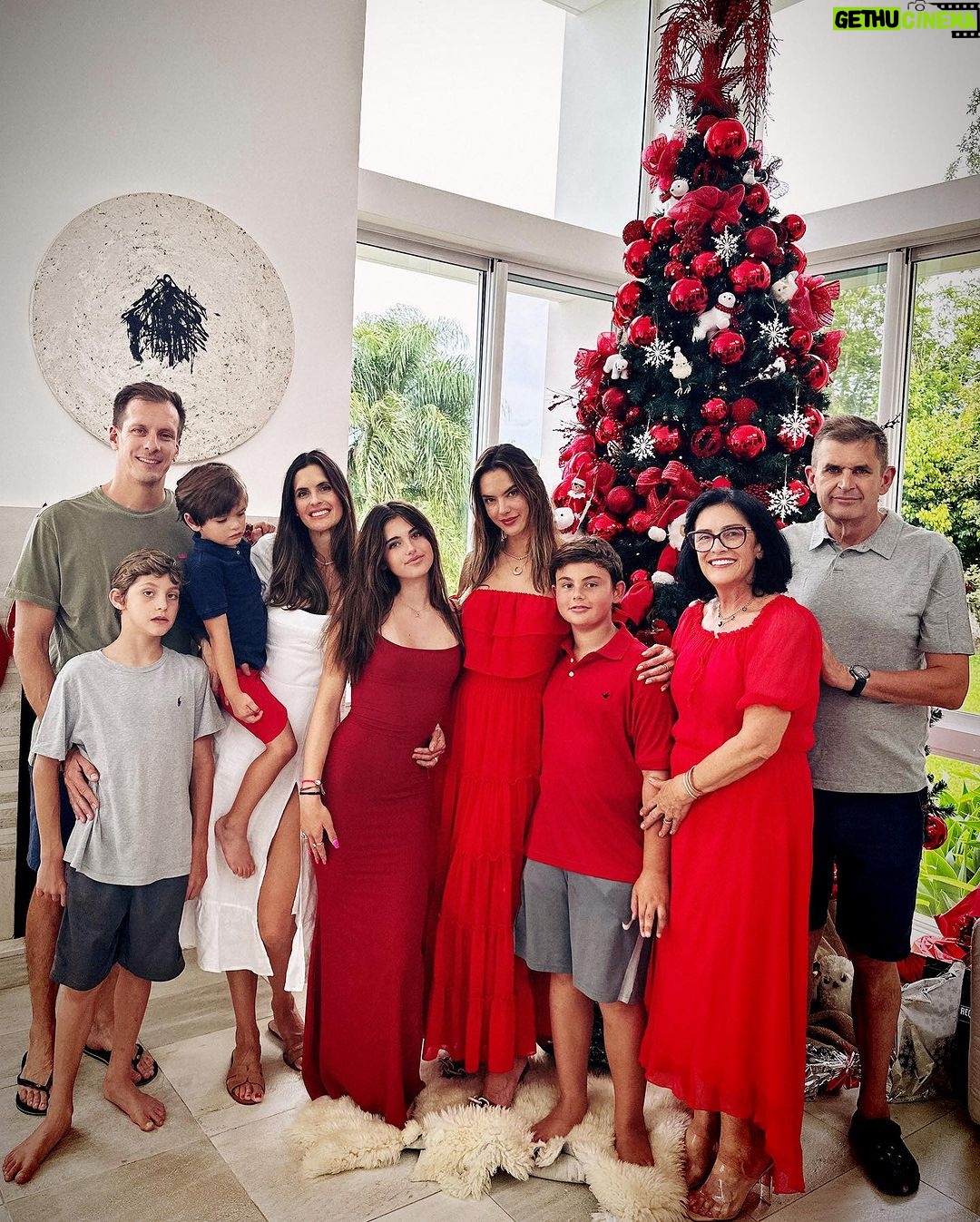 Alessandra Ambrosio Instagram - Have a holly jolly Christmas Itβs the best time of the yearβ¦ πππ
π« Erechim, Rio Grande Do Sul, Brasil