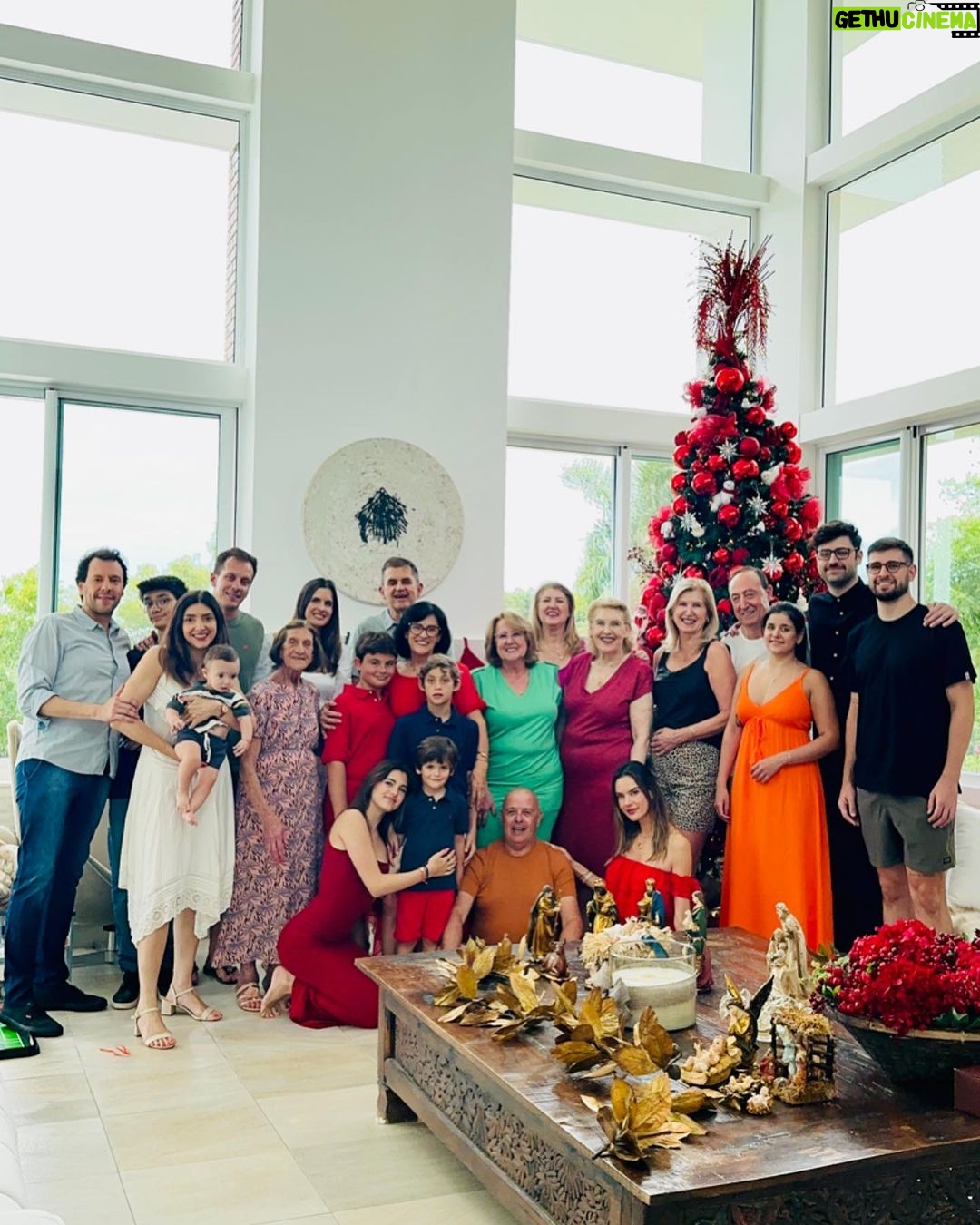 Alessandra Ambrosio Instagram - Have a holly jolly Christmas Itβs the best time of the yearβ¦ πππ
π« Erechim, Rio Grande Do Sul, Brasil