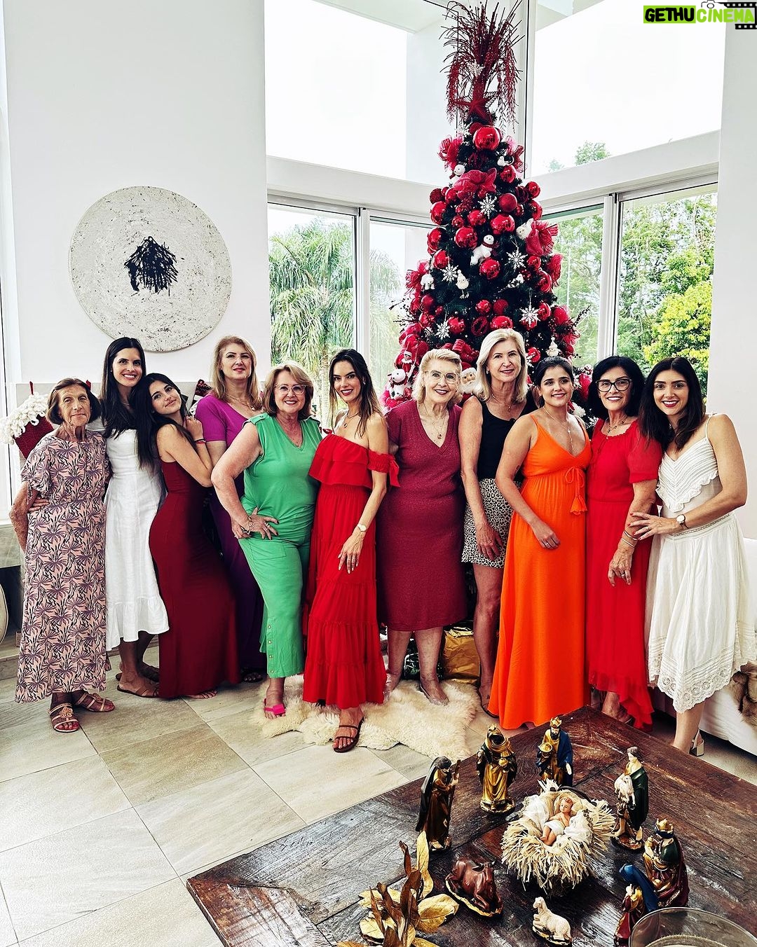 Alessandra Ambrosio Instagram - Have a holly jolly Christmas Itβs the best time of the yearβ¦ πππ
π« Erechim, Rio Grande Do Sul, Brasil