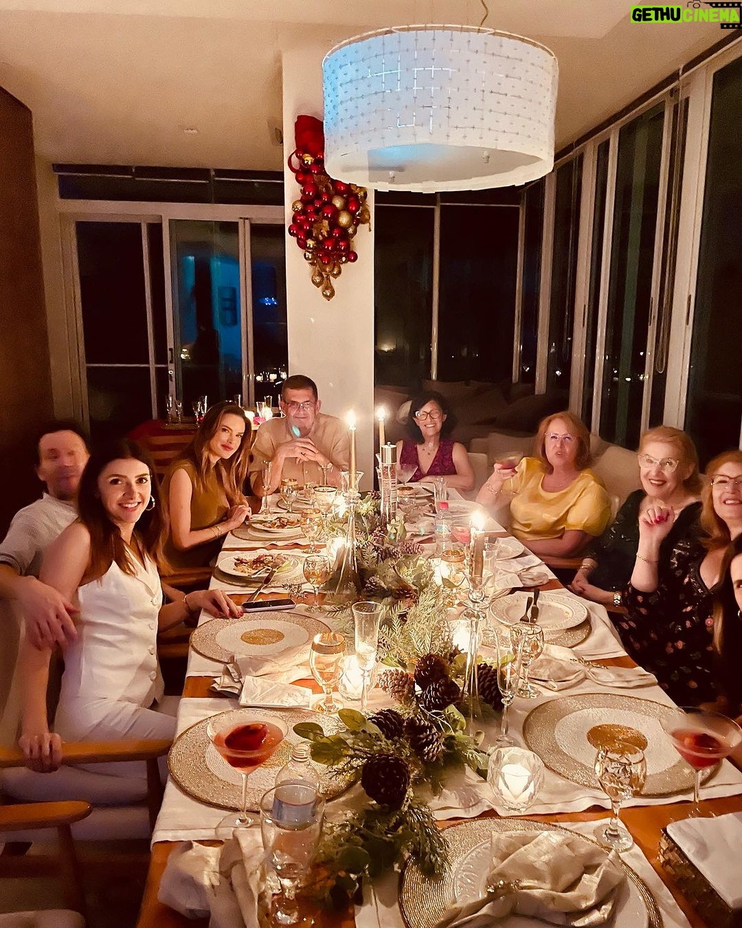Alessandra Ambrosio Instagram - Have a holly jolly Christmas Itβs the best time of the yearβ¦ πππ
π« Erechim, Rio Grande Do Sul, Brasil