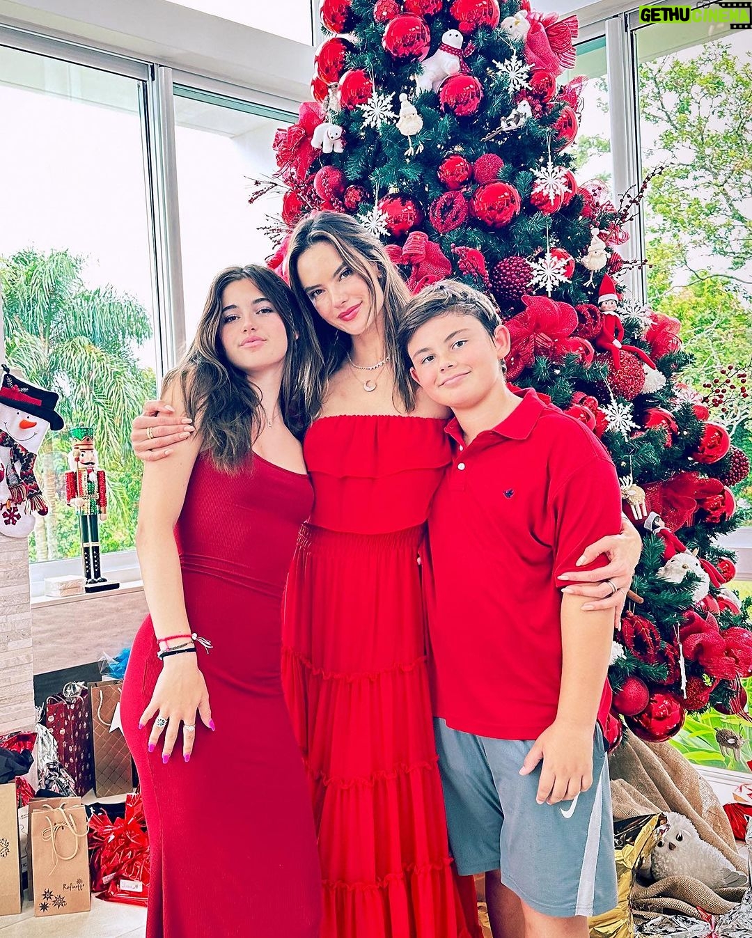 Alessandra Ambrosio Instagram - Have a holly jolly Christmas Itβs the best time of the yearβ¦ πππ
π« Erechim, Rio Grande Do Sul, Brasil