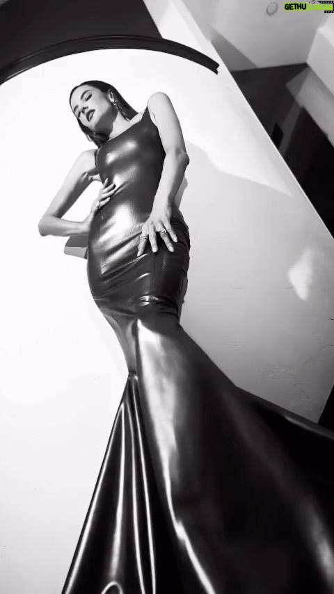 Alessandra Ambrosio Instagram - Pre Grammyzzz πΆπ« @recordingacademy By @hairbyadir @cgonzalezbeauty @jennifermazurstyle @milanwrld