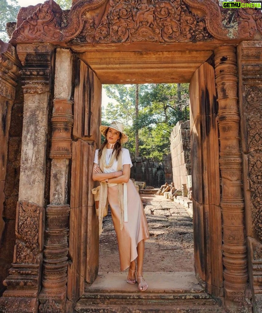 Alessandra Ambrosio Instagram - Banteay Srei temple… the “lady temple” 🪷✨💗 Banteay Srei ប្រាសាទបន្ទាយស