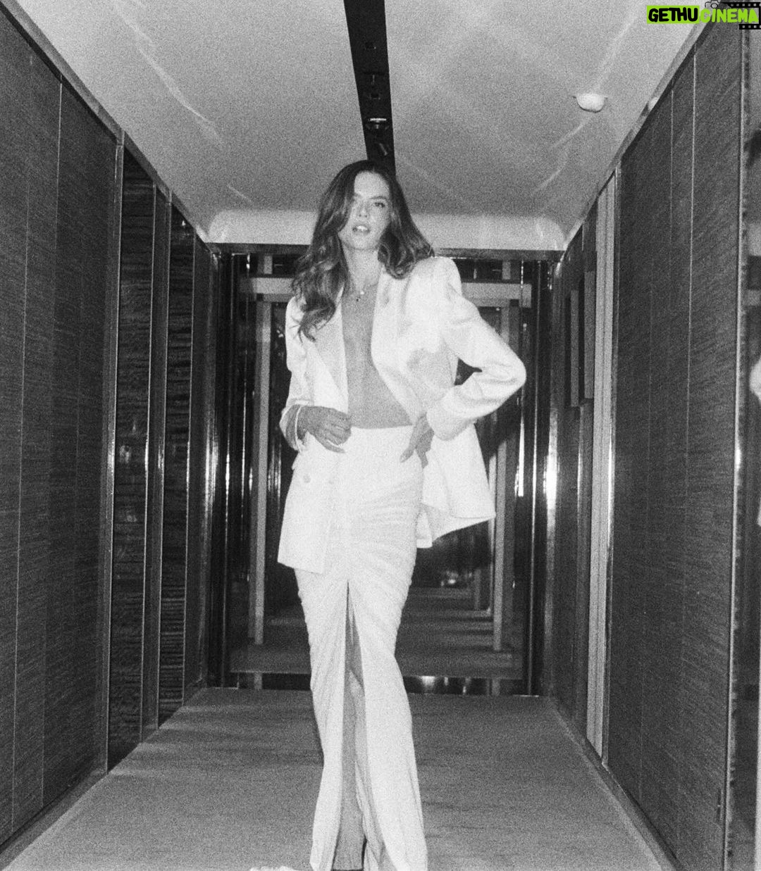 Alessandra Ambrosio Instagram - Film noir 🎞️