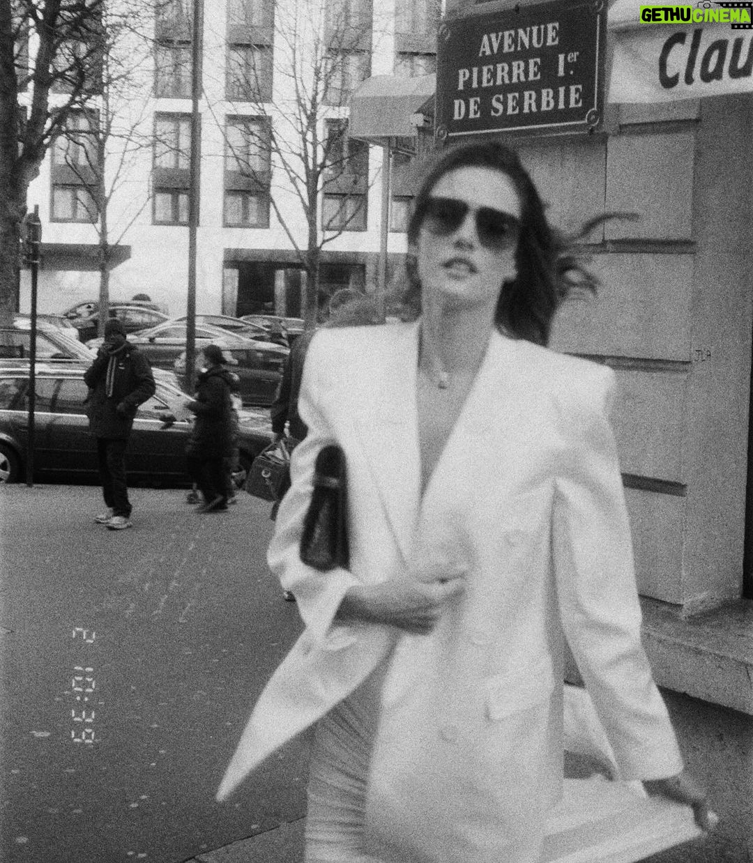 Alessandra Ambrosio Instagram - Film noir 🎞️