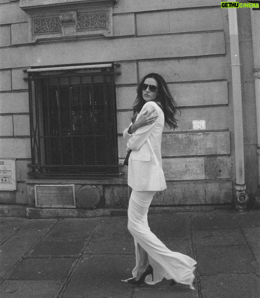 Alessandra Ambrosio Instagram - Film noir 🎞️
