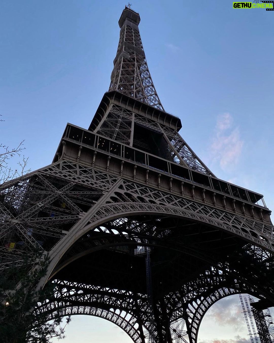 Alessandra Ambrosio Instagram - Bonjour, Paris! 📍