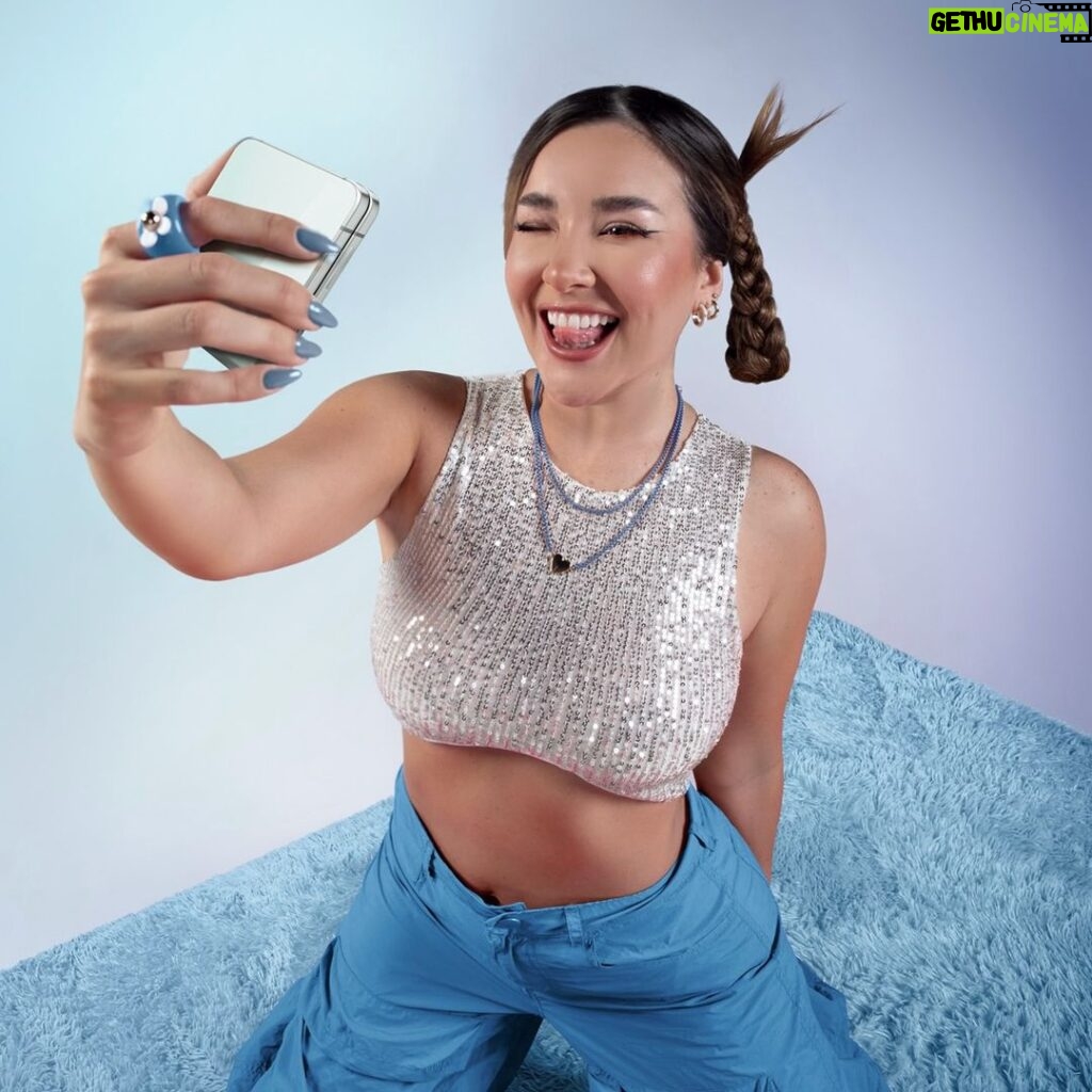 Alessandra Fuller Instagram - Capturar momentos sin esfuerzo y publicarlos al instante es increíble ✨✨✨✨ Así es como disfruto la #FlexWindow de mi #GalaxyZFlip5 💜 #TeamGalaxy #aBiggerGalaxy