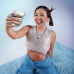 Alessandra Fuller Instagram - Capturar momentos sin esfuerzo y publicarlos al instante es increíble ✨✨✨✨ Así es como disfruto la #FlexWindow de mi #GalaxyZFlip5 💜 #TeamGalaxy #aBiggerGalaxy