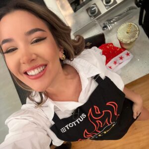 Alessandra Fuller Instagram - De los regalos más bonitos que este año me ha dado. Gracias infinitas @elgrancheffamosos.tv 🥹❤️✨ Latina Televisión