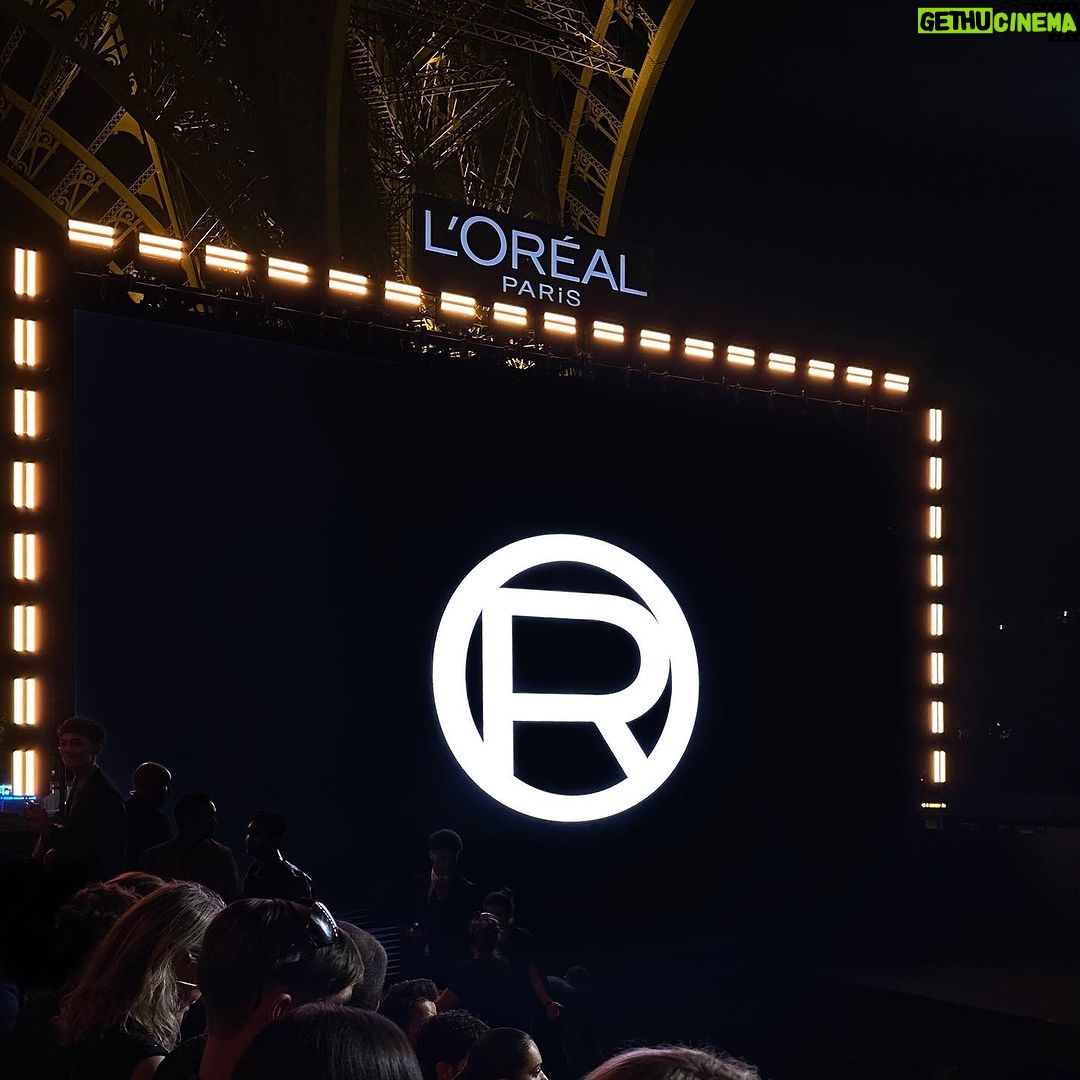 Alessandra Fuller Instagram - Paris Fashion Week 🌹 Gracias @lorealparis por entregarnos un desfile tan abrumadoramente hermoso. Fue absolutamente conmovedor, pero al mismo tiempo fuerte, femenino, feminista, inclusivo, honesto, humano, real. Lleno de esperanza. Lleno de pasión. Lleno de amor. ♥️ #LeDefileLoreal #WalkYourWorth #LorealPFW #LorealParisHaircare #LorealParisSkincare #LorealParisMakeup #PFW Paris, France