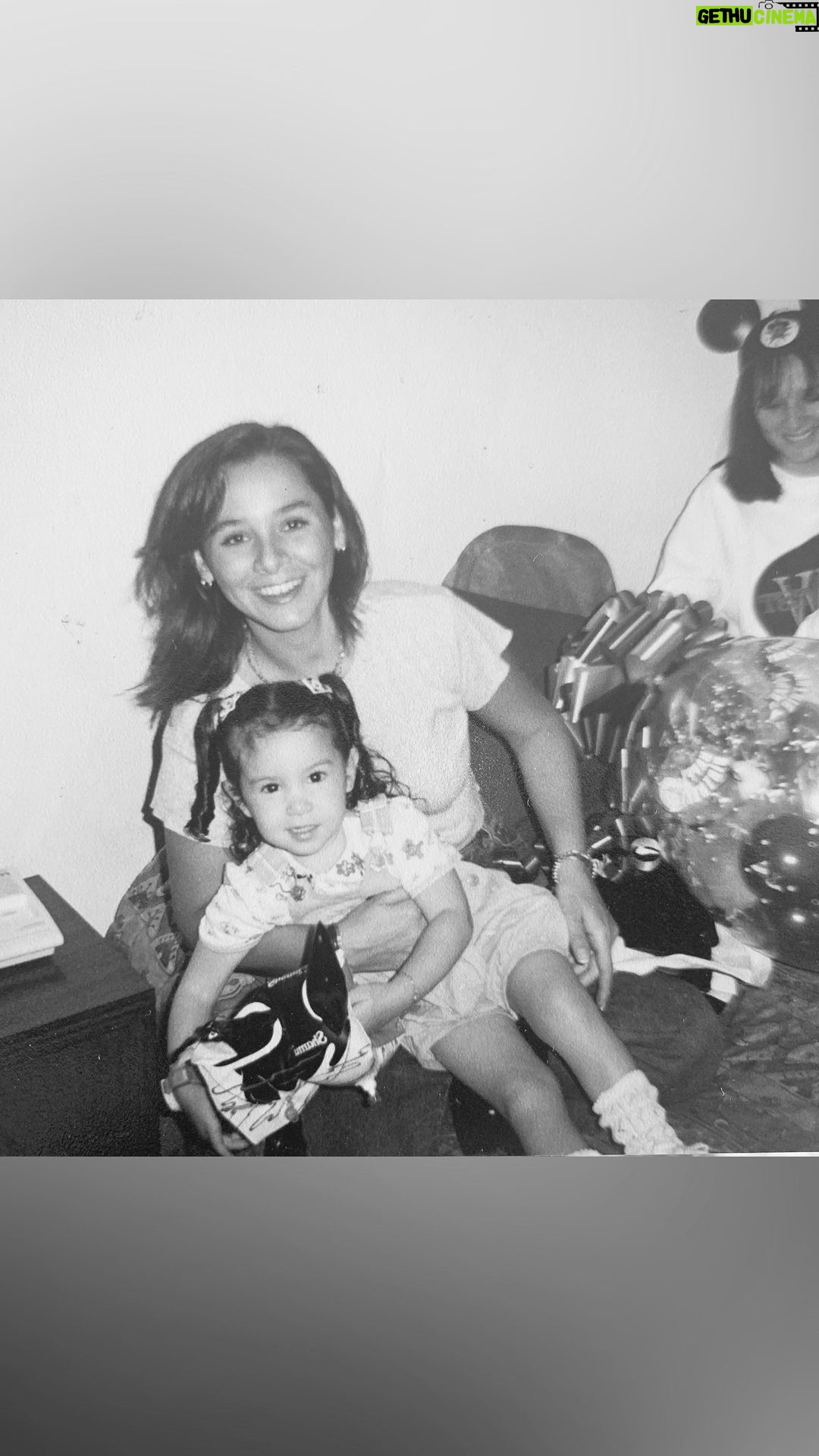 Alessandra Fuller Instagram - Reto: Recrear una de nuestras fotos favoritas 💗 Existen muchos tipos de mamá; pero como la mÃa, ninguna 🥹 Ahora que se acerca el dÃa de la madre, nada mejor que divertirte con mami y ¡aceptar el reto! ¿Les gustó el resultado? Si estás buscando el regalo perfecto, ve a cualquier tienda de experiencia Samsung, compra un S23 Ultra y llévate DE REGALO un GALAXY A34 para que compartas los mejores recuerdos con mamá ✨ #TeamGalaxy #WithGalaxy #Publicidad