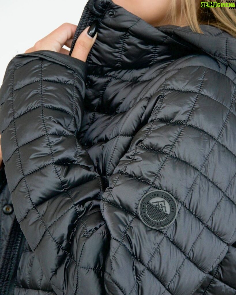 Alessandra Fuller Instagram - Ya se siente el frío 🖤 Y esta casaca es TODO lo que estaaaaa bieeeeeeeen!! Mi favoritaaa @mauiandsonsperu_oficial ✨ Lima, Peru