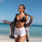Alessandra Fuller Instagram – Amanecer aquí 🥹🙏🏼✨
Hoodie @mauiandsonsperu_oficial 🦋 St. Thomas, Virgin Islands