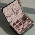 Alessandra Fuller Instagram - SORTEO PANDORA 💗✨ ¿Quieres ganarte una pulsera Pandora con el broche y el charm del carruaje de La Cenicienta en oro rosa de 14K? Para participar: 1. Ser parte de mi comunidad (Seguirme en @alefuller) 2. Comentar etiquetando a 3 amig@s 3. Compartir este post en tu story (etiquétame y así lo veo 💗) A más comentarios, más posibilidades de ganar ✨ BONUS: Sortearé un joyero Pandora entre los que más comentarios hagan ✨✨✨ *Válido en Perú. Anuncio de ganadores: Domingo 3 de marzo 💗