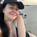 Alessandra Negrini Instagram – Felizinha, né, filha? 😊 O bronze que ta precisando de um grau, mas quem sabe até o final da viagem !