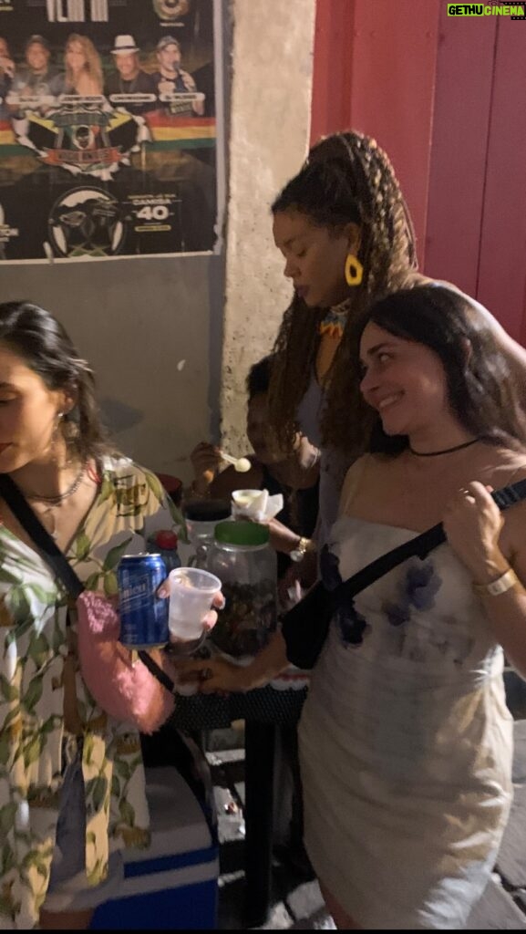 Alessandra Negrini Instagram - Ta aí porque eu amo Sao Luis, a capital do reggae !Tudo isso foi ontem e muito mais, com o privilégio e honra de terminar a festa em casa da rainha Rosa Reis e sua trupe cantante! @celtral.roots @gdam_slz @rosabalaio @eelibarros @valdalinoartista @aurea.maranhao