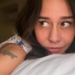 Alessandra Negrini Instagram - Não quero levantar, não quero e sabe o que mais? Hoje eu to podendo, então, bom dia, beijinho e tchau! 😴🫶🏻✌️