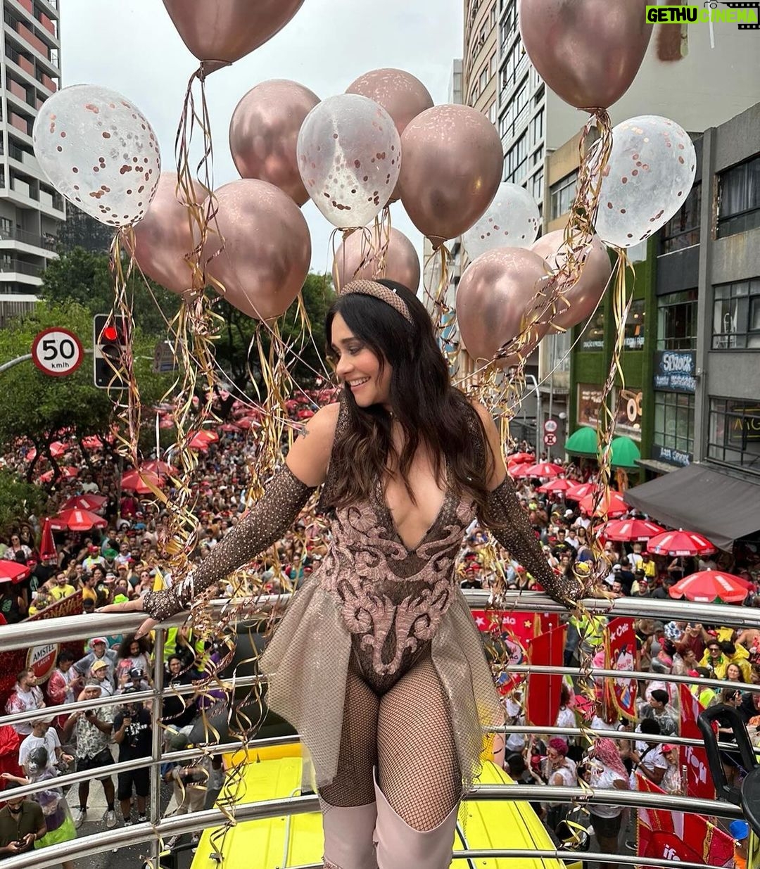 Alessandra Negrini - 475.5K Likes - Eu disse que vinha fantasiada de debutante 🫶🏻
✨Fantasia maravilhosa da @fe_de_goeye @degoeye ✨
botas @zeferinoshoes @rodriguezcris
styling @manumoda
beleza @aledesouza1970
adereços @ramoncabecas
📸 @franciodeholanda @flavio.florido