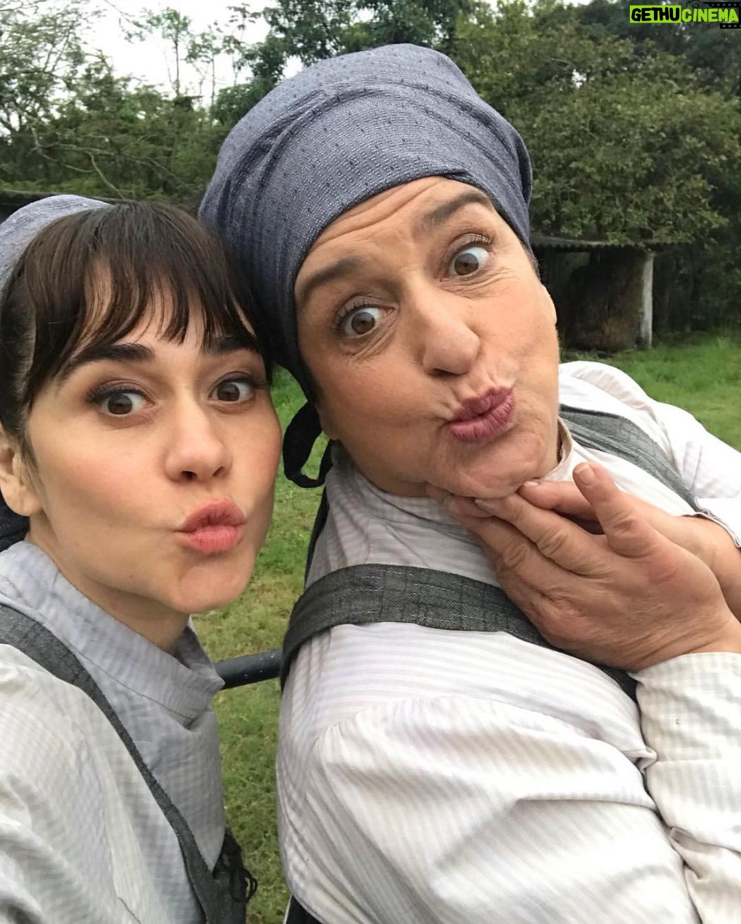 Alessandra Negrini Instagram - Olha como @gracegianoukas me faz feliz! Quem assistiu a dupla Petúlia e Suzana na novela sabe. Lembram? Que delícia! Só que esse post é para falar do espetáculo “Nasci para ser Dercy”, onde Grace encarna Dercy Gonçalves e é simplesmente uma das coisas mais lindas que já vi! Não percam! Deixa a @gracegianoukas te fazer feliz também! Beijos 😘