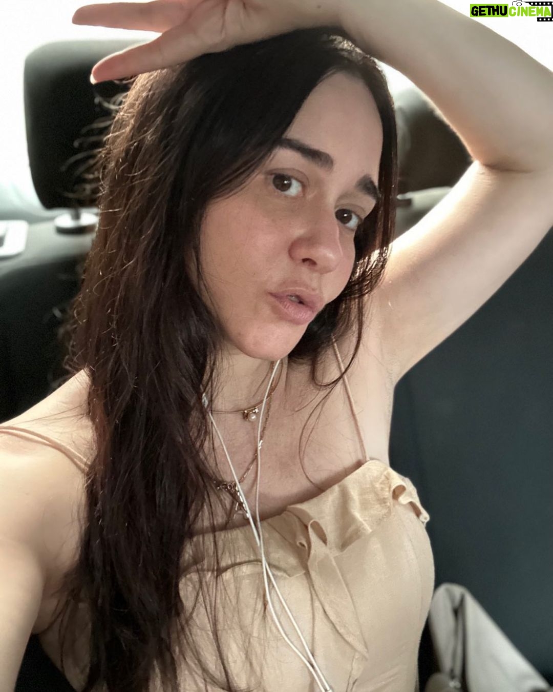 Alessandra Negrini Instagram - Bom dia! 😃 Hoje nem muito, nem pouco , mas a caminho. Vcs como estão?