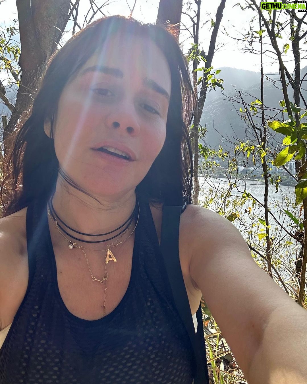 Alessandra Negrini Instagram - Nas alturas com as amigas! ❤️👯♀️👯♀️Trilhazinha boa, deu pra cansar.🥾 🥵Parque da Catacumba, não conhecia. Vai até o fim pra ver a vista. Como o Rio é lindo! Tava morrendo de saudades! 🌳🌊 😎👙🌊🌳 Rio de Janeiro, Rio de Janeiro