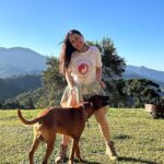 Alessandra Negrini Instagram - Pé no chão, cachorros, sol! Tava precisando muito!