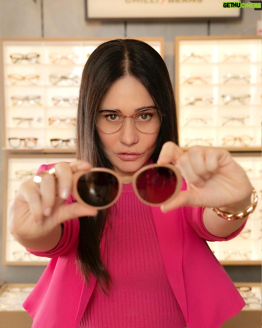 Alessandra Negrini Instagram - Se assim como a Ale você também AMA usar óculos, então a Ótica Chilli Beans é o seu lugar! Aqui a experiência é completa, com muito estilo, conforto, tecnologia, e sempre contando com as melhores lentes do mercado. Tá esperando o que? Vem pra cá! Quem você quer ser hoje? #ÓticaChilliBeans #QuemVocêQuerSerHoje #NovaEmbaixadora #AlessandraNegrini #ÓculosDeGrau #Estilo #Qualidade