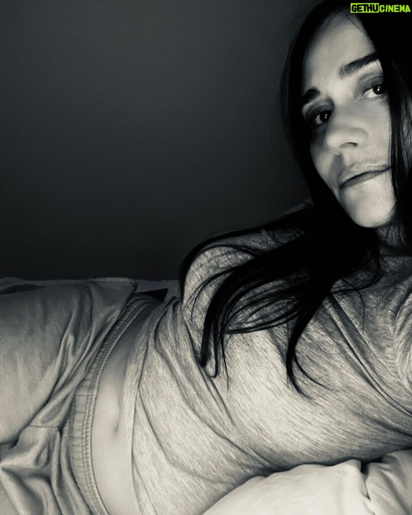 Alessandra Negrini Instagram - Eu não tenho muita paciência, as vezes eu acho tudo um pouco chato. Tenha uma boa noite e não leve tão a sério, é meu espírito gótico querendo brincar!