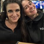 Alessandra Negrini Instagram – Olha como @gracegianoukas me faz feliz! Quem assistiu a dupla Petúlia  e Suzana na novela sabe. Lembram? Que delícia! Só que esse post é para falar do espetáculo “Nasci para ser Dercy”, onde Grace encarna Dercy Gonçalves e é simplesmente uma das coisas mais lindas que já vi! Não percam! Deixa a @gracegianoukas te fazer feliz também! Beijos 😘