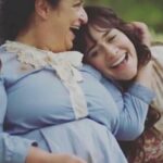 Alessandra Negrini Instagram – Olha como @gracegianoukas me faz feliz! Quem assistiu a dupla Petúlia  e Suzana na novela sabe. Lembram? Que delícia! Só que esse post é para falar do espetáculo “Nasci para ser Dercy”, onde Grace encarna Dercy Gonçalves e é simplesmente uma das coisas mais lindas que já vi! Não percam! Deixa a @gracegianoukas te fazer feliz também! Beijos 😘