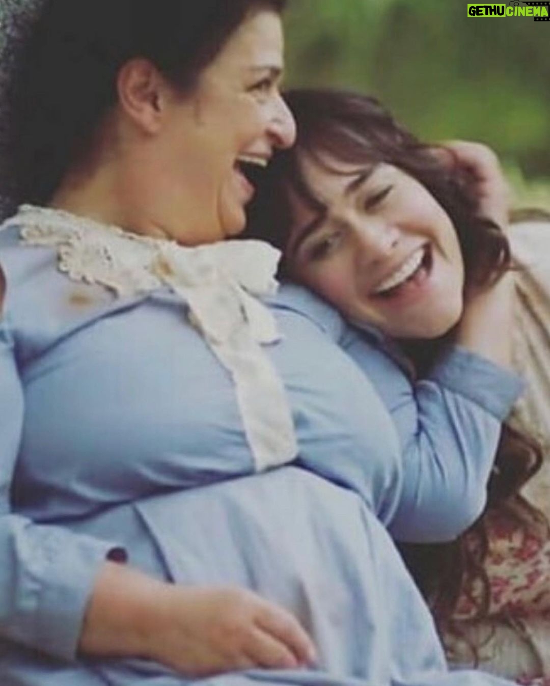Alessandra Negrini Instagram - Olha como @gracegianoukas me faz feliz! Quem assistiu a dupla Petúlia e Suzana na novela sabe. Lembram? Que delícia! Só que esse post é para falar do espetáculo “Nasci para ser Dercy”, onde Grace encarna Dercy Gonçalves e é simplesmente uma das coisas mais lindas que já vi! Não percam! Deixa a @gracegianoukas te fazer feliz também! Beijos 😘