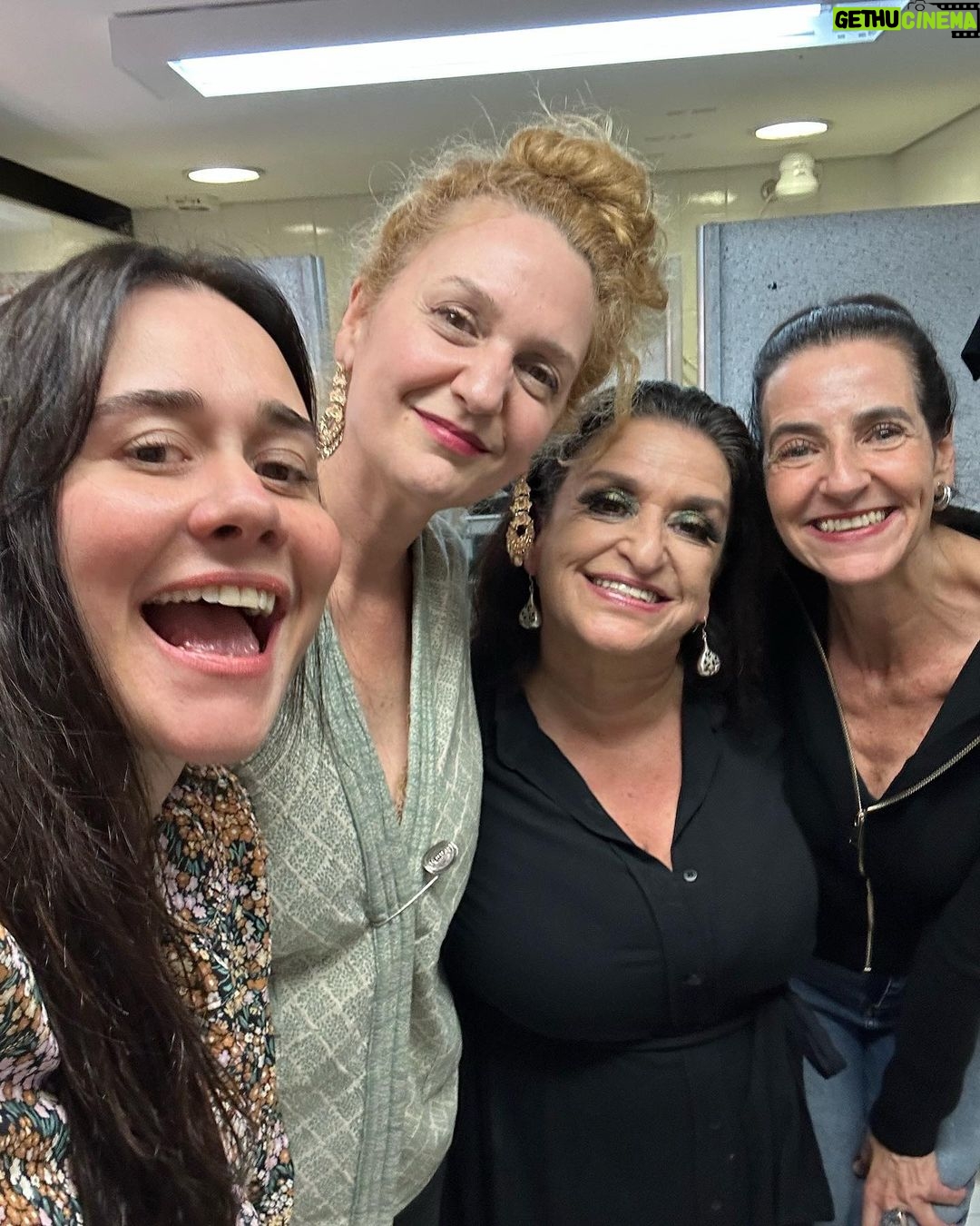 Alessandra Negrini Instagram - Olha como @gracegianoukas me faz feliz! Quem assistiu a dupla Petúlia e Suzana na novela sabe. Lembram? Que delícia! Só que esse post é para falar do espetáculo “Nasci para ser Dercy”, onde Grace encarna Dercy Gonçalves e é simplesmente uma das coisas mais lindas que já vi! Não percam! Deixa a @gracegianoukas te fazer feliz também! Beijos 😘