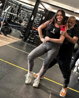 Alessandra Negrini Instagram - Nem sempre é fácil, as vezes dá aquele desânimo, não pensa que eu não sinto, hoje mesmo tava osso. Fazer dieta, por exemplo, parada que eu detesto. As demandas do dia a dia, casa, conta, os outros e assim vai . O que alivia: exercício, dança, música, meditação , deslocamentos, giros, caminhadas mudança de perspectiva. Tem mais coisa, muito mais até , agora que comecei a falar, to pensando. As parcerias ajudam bastante isso é verdade, pessoas que te acompanham no caminho. Enfim, vc sabe o que te livra da chatice, do banal, do tenso, to falando daquilo que não depende de ninguém. Qual é a tua? Nem precisa responder pra mim, eu também tava querendo desabafar. Beijos, boa noite😊