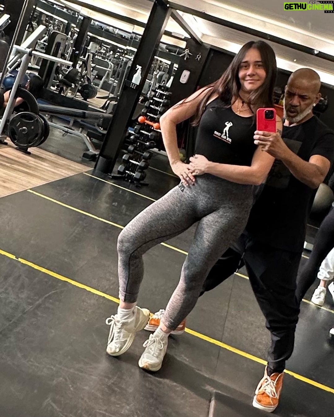 Alessandra Negrini - 839.8K Likes - Nem sempre é fácil, as vezes dá aquele desânimo, não pensa que eu não sinto, hoje mesmo tava osso. Fazer dieta, por exemplo, parada que eu detesto. As demandas do dia a dia, casa, conta, os outros e assim vai . O que alivia: exercício, dança, música, meditação , deslocamentos, giros, caminhadas mudança de perspectiva. Tem mais coisa, muito mais até , agora que comecei a falar, to pensando. As parcerias ajudam bastante isso é verdade, pessoas que te acompanham no caminho. Enfim, vc sabe o que te livra da chatice, do banal, do tenso, to falando daquilo que não depende de ninguém. Qual é a tua? Nem precisa responder pra mim, eu também tava querendo desabafar. Beijos, boa noite😊