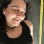 Alessandra Negrini Instagram – Nem sempre é fácil, as vezes dá aquele desânimo, não pensa que eu não sinto, hoje mesmo tava osso. Fazer dieta, por exemplo, parada que eu detesto. As demandas do dia a dia, casa, conta, os outros e assim vai . O que alivia: exercício, dança, música, meditação , deslocamentos, giros, caminhadas mudança de perspectiva. Tem mais coisa, muito mais até , agora que comecei a falar, to pensando. As parcerias ajudam bastante isso é verdade, pessoas que te acompanham no caminho. Enfim, vc sabe o que te livra da chatice, do banal, do tenso, to falando daquilo que não depende de ninguém. Qual é a tua? Nem precisa responder pra mim, eu também tava querendo desabafar. Beijos, boa noite😊