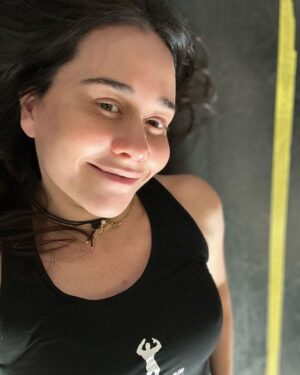Alessandra Negrini Instagram - Nem sempre é fácil, as vezes dá aquele desânimo, não pensa que eu não sinto, hoje mesmo tava osso. Fazer dieta, por exemplo, parada que eu detesto. As demandas do dia a dia, casa, conta, os outros e assim vai . O que alivia: exercício, dança, música, meditação , deslocamentos, giros, caminhadas mudança de perspectiva. Tem mais coisa, muito mais até , agora que comecei a falar, to pensando. As parcerias ajudam bastante isso é verdade, pessoas que te acompanham no caminho. Enfim, vc sabe o que te livra da chatice, do banal, do tenso, to falando daquilo que não depende de ninguém. Qual é a tua? Nem precisa responder pra mim, eu também tava querendo desabafar. Beijos, boa noite😊