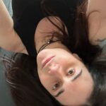 Alessandra Negrini Instagram – Nem sempre é fácil, as vezes dá aquele desânimo, não pensa que eu não sinto, hoje mesmo tava osso. Fazer dieta, por exemplo, parada que eu detesto. As demandas do dia a dia, casa, conta, os outros e assim vai . O que alivia: exercício, dança, música, meditação , deslocamentos, giros, caminhadas mudança de perspectiva. Tem mais coisa, muito mais até , agora que comecei a falar, to pensando. As parcerias ajudam bastante isso é verdade, pessoas que te acompanham no caminho. Enfim, vc sabe o que te livra da chatice, do banal, do tenso, to falando daquilo que não depende de ninguém. Qual é a tua? Nem precisa responder pra mim, eu também tava querendo desabafar. Beijos, boa noite😊