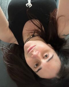 Alessandra Negrini Instagram - Nem sempre é fácil, as vezes dá aquele desânimo, não pensa que eu não sinto, hoje mesmo tava osso. Fazer dieta, por exemplo, parada que eu detesto. As demandas do dia a dia, casa, conta, os outros e assim vai . O que alivia: exercício, dança, música, meditação , deslocamentos, giros, caminhadas mudança de perspectiva. Tem mais coisa, muito mais até , agora que comecei a falar, to pensando. As parcerias ajudam bastante isso é verdade, pessoas que te acompanham no caminho. Enfim, vc sabe o que te livra da chatice, do banal, do tenso, to falando daquilo que não depende de ninguém. Qual é a tua? Nem precisa responder pra mim, eu também tava querendo desabafar. Beijos, boa noite😊