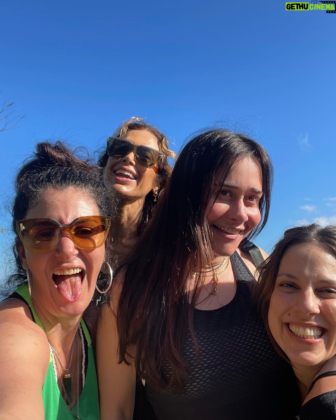 Alessandra Negrini Instagram - Nas alturas com as amigas! ❤️👯♀️👯♀️Trilhazinha boa, deu pra cansar.🥾 🥵Parque da Catacumba, não conhecia. Vai até o fim pra ver a vista. Como o Rio é lindo! Tava morrendo de saudades! 🌳🌊 😎👙🌊🌳 Rio de Janeiro, Rio de Janeiro