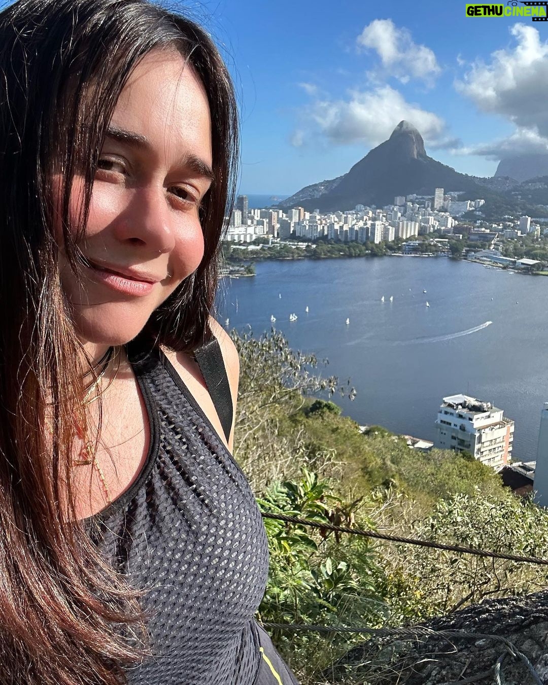 Alessandra Negrini Instagram - Nas alturas com as amigas! ❤️👯♀️👯♀️Trilhazinha boa, deu pra cansar.🥾 🥵Parque da Catacumba, não conhecia. Vai até o fim pra ver a vista. Como o Rio é lindo! Tava morrendo de saudades! 🌳🌊 😎👙🌊🌳 Rio de Janeiro, Rio de Janeiro