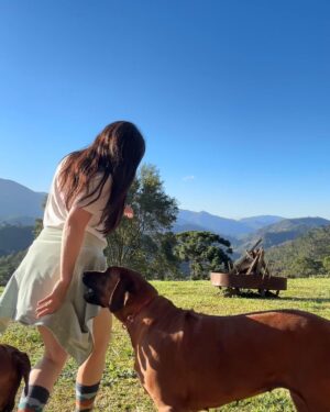 Alessandra Negrini Instagram - Pé no chão, cachorros, sol! Tava precisando muito!