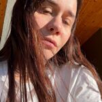 Alessandra Negrini Instagram – Pé no chão, cachorros, sol! Tava precisando muito!